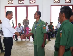 Bupati Bolaang Mongondow Timur Memberi Hadiah Spesial untuk Linmas Tertua dan Pengabdian Terlama