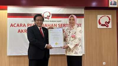 Wali Kota Kotamobagu Terima Sertifikat Akreditasi Paripurna RSUD Kota Kotamobagu
