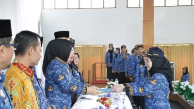 Wali Kota Kotamobagu Tatong Bara Serahkan SK Pengangkatan P3K dan Tutup Latsar CPNS 2021