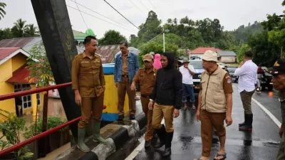 Tampak Bupati Boltim Sachrul Mamonto Saat Meninjau Lokasi luapan Air Sungai Di Desa Motongkad Utara. (Foto / Istimewa/Noval Mamonto)