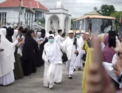 Penerimaan Hangat: Kembalinya Jamaah Haji Bolsel Disambut Bupati Iskandar 12 Penerimaan Hangat: Kembalinya Jamaah Haji Bolsel Disambut Bupati Iskandar