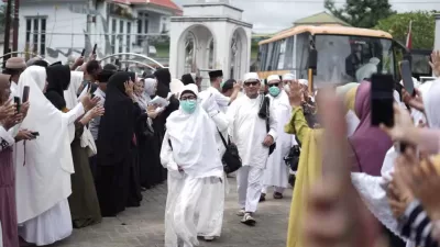 Penerimaan Hangat: Kembalinya Jamaah Haji Bolsel Disambut Bupati Iskandar