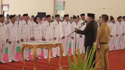 Strategi Pembangunan Desa: Pesan Bupati Depri Pontoh untuk 32 Kepala Desa Baru