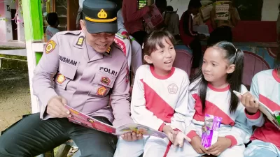 Polres dan Pemkab Bolsel Bagi-bagi Buku Gratis