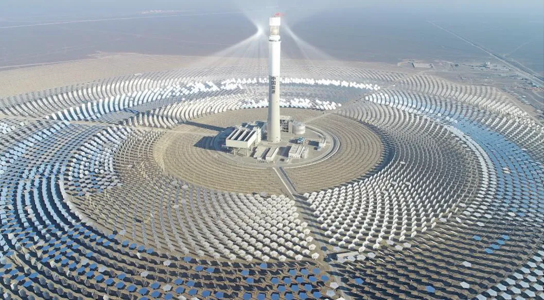 Pembangkit surya garam cair raksasa di Hami, China resmi beroperasi untuk memasok energi bersih 24 jam penuh tanpa henti. Simak ulasannya!