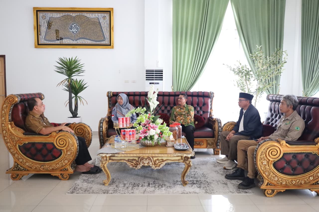 Bupati Yusra Alhabsyi mendukung rencana KKN IAIN Manado Bolmong untuk mendorong inovasi desa dan menyukseskan program pembangunan daerah.