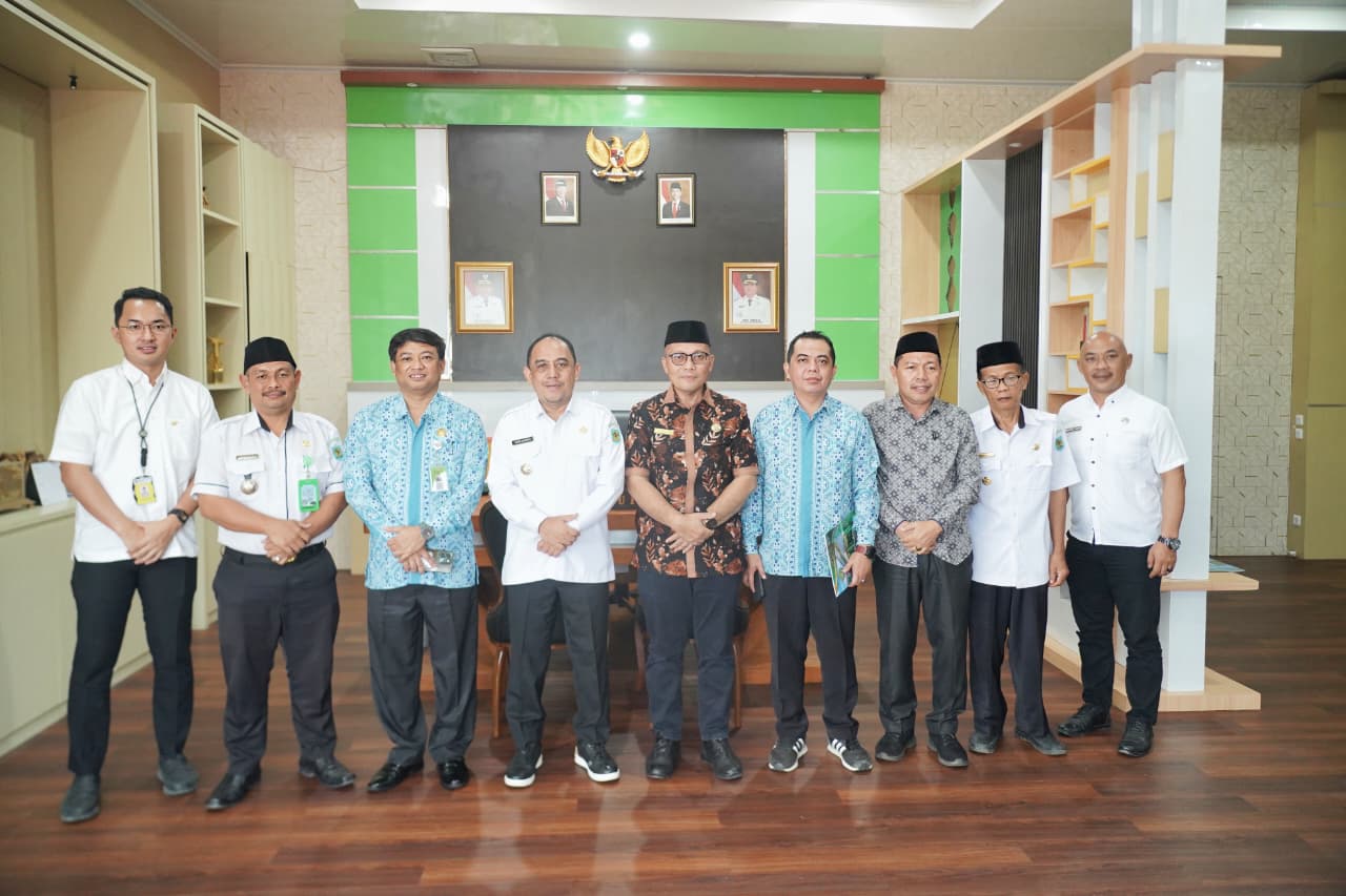 Bupati Yusra Alhabsyi membahas rencana Hibah Tanah MIN 2 Bolmong bersama Kemenag untuk meningkatkan fasilitas dan kualitas pendidikan keagamaan.