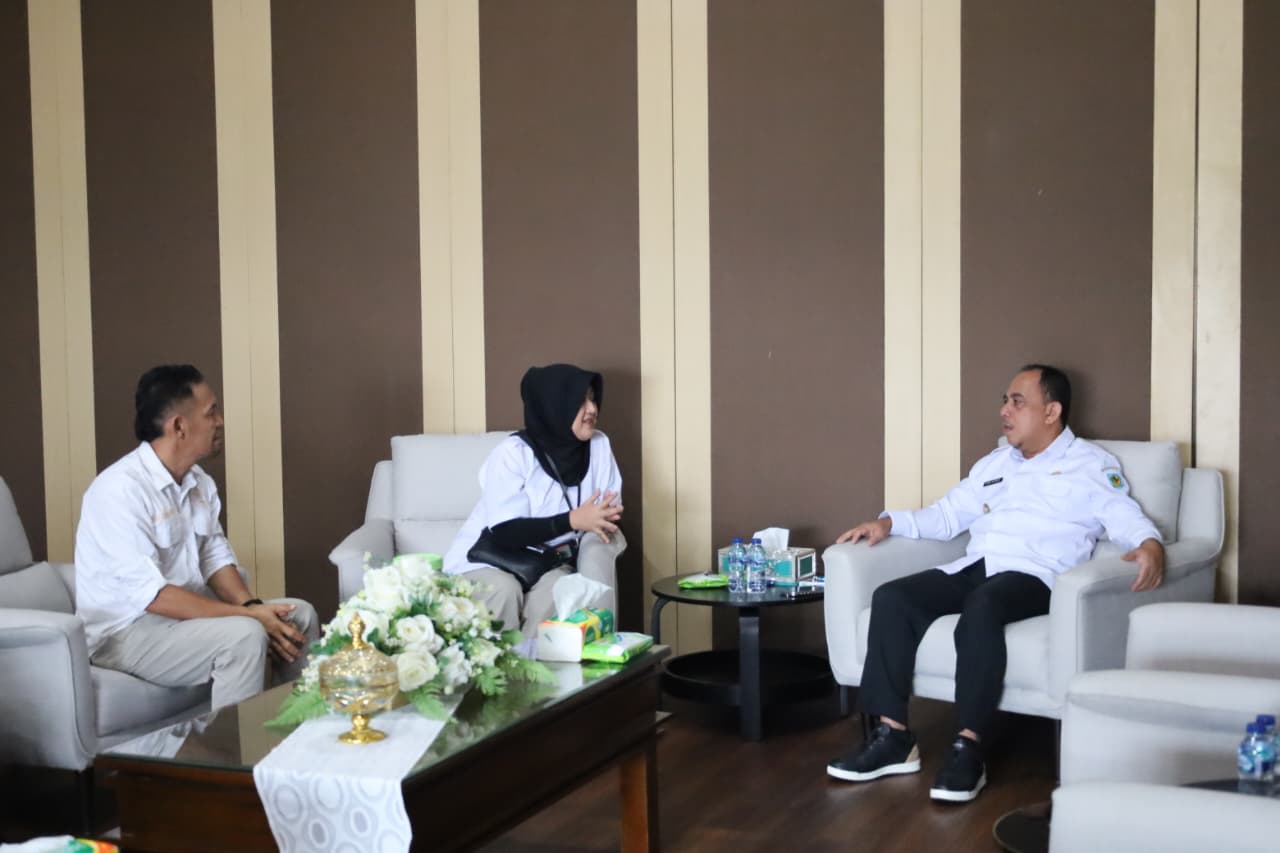 Bupati Yusra Alhabsyi menerima audiensi BNN Bolmong untuk memperkuat sinergi dan koordinasi terkait program P4GN di wilayah Bolaang Mongondow.
