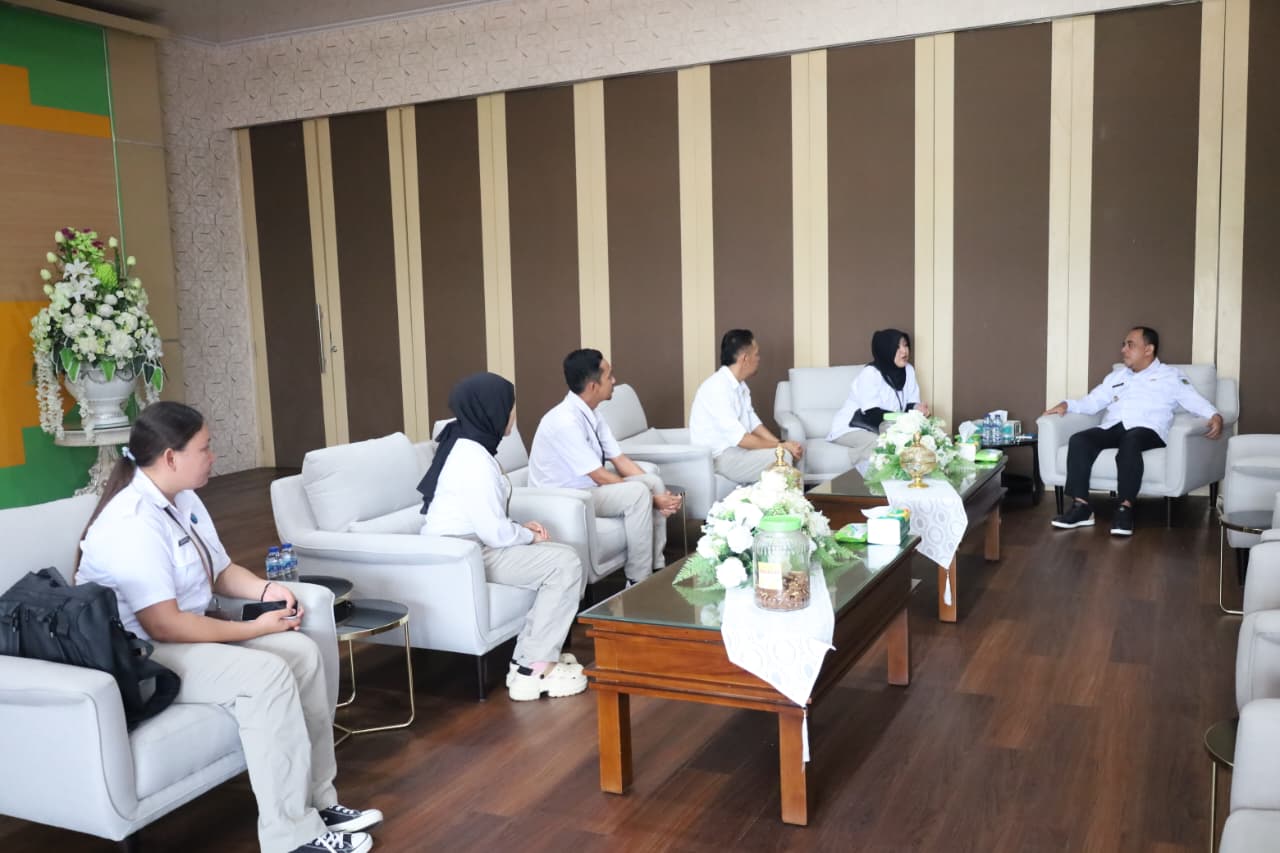 BNN Bolmong Audiensi dengan Bupati Yusra Alhabsyi 2 Bupati Yusra Alhabsyi menerima audiensi BNN Bolmong untuk memperkuat sinergi dan koordinasi terkait program P4GN di wilayah Bolaang Mongondow.