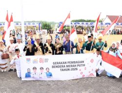 Gerakan Pembagian Bendera Merah Putih Semarakkan HUT Boltim