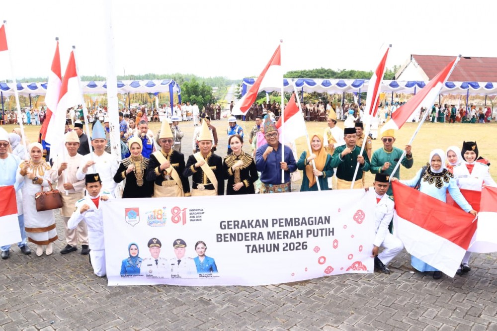 Gerakan Pembagian Bendera Merah Putih digalakkan Bupati Oskar Manoppo saat HUT ke-18 Boltim untuk perkuat nasionalisme dan kemandirian daerah.